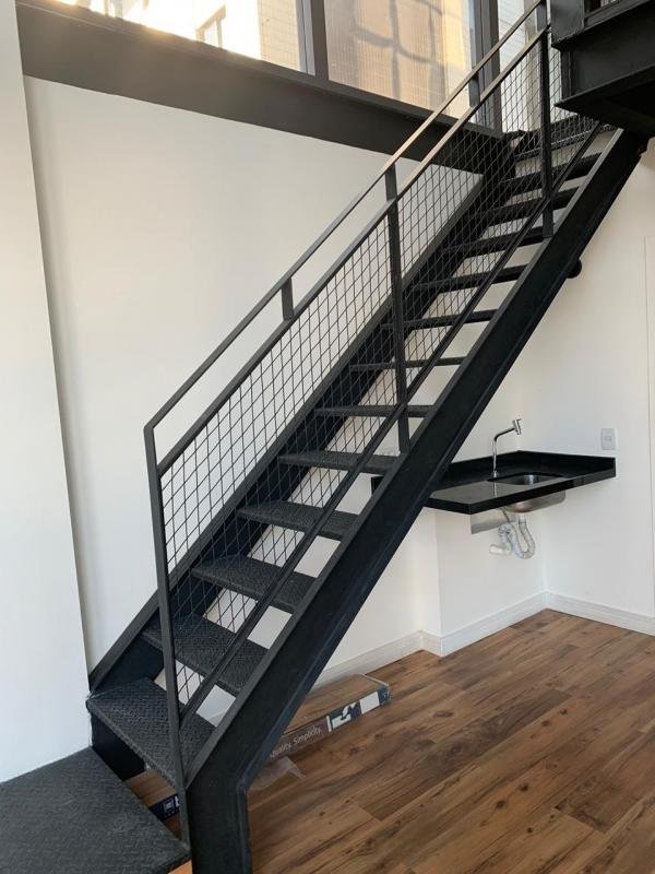 Escada metalica preta
