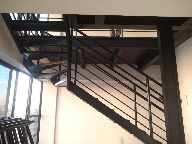 Escada metálica preta