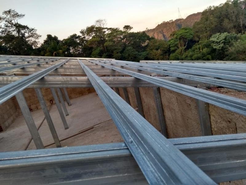 Estrutura metálica para telhado residencial