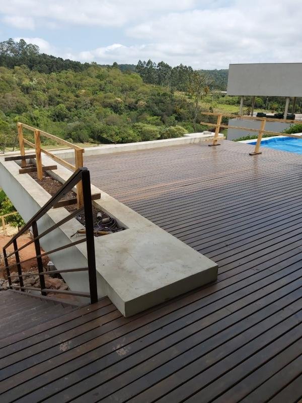 Mezanino metalico com piso de madeira